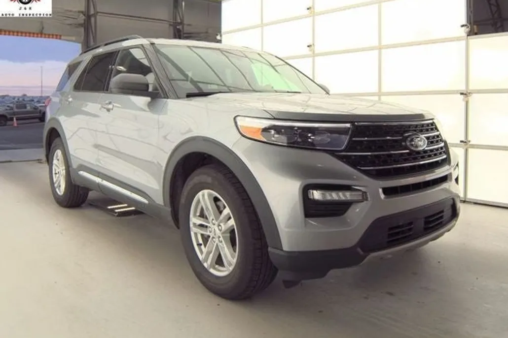 2023 Ford Explorer XLT photo 1