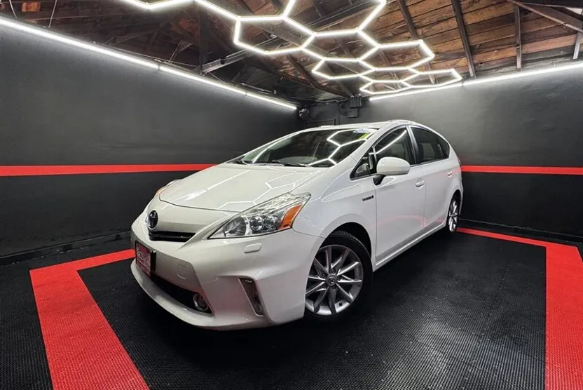 2013 Toyota Prius V Five photo 1