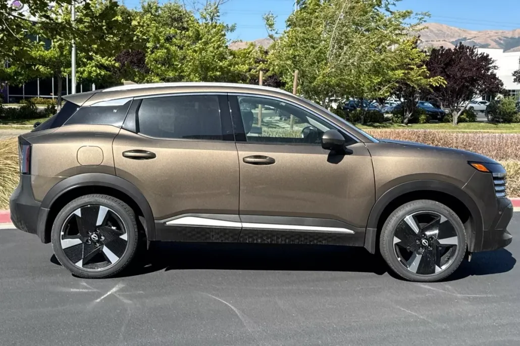 2025 Nissan Kicks SR photo 1