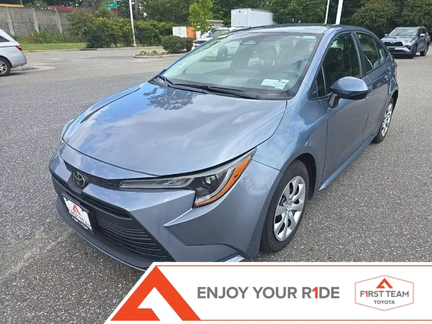 2023 Toyota Corolla LE photo 1