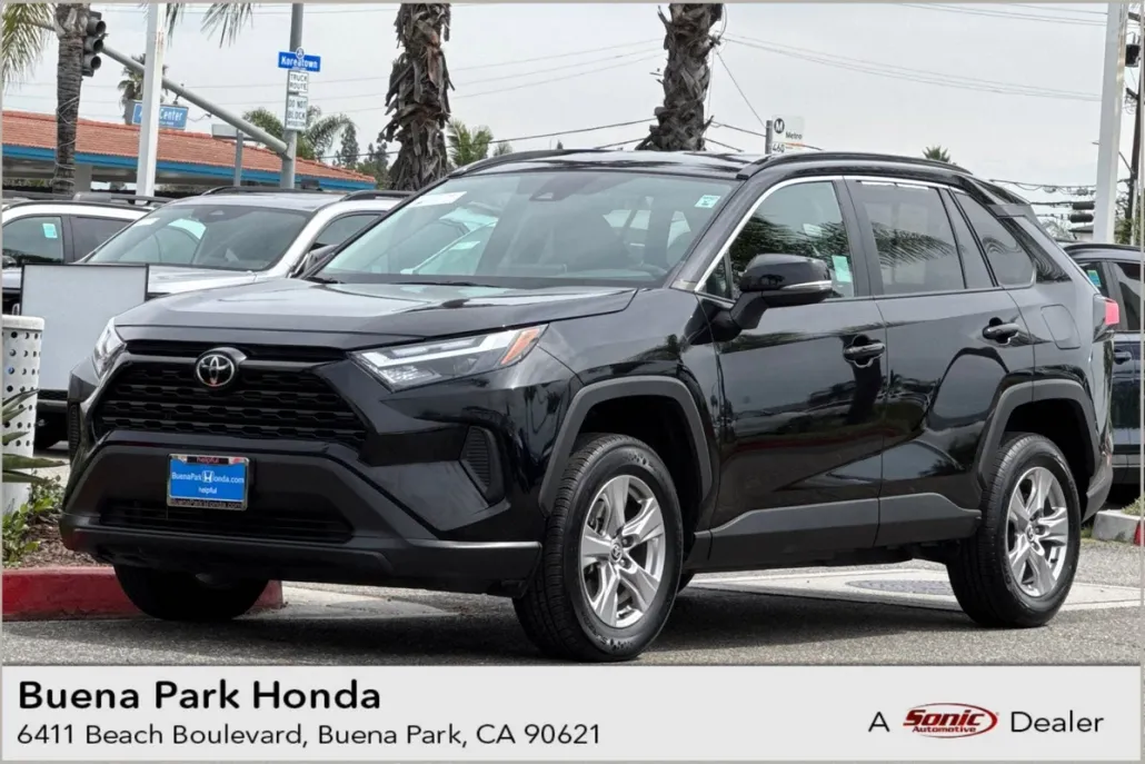 2023 Toyota RAV4 XLE photo 1