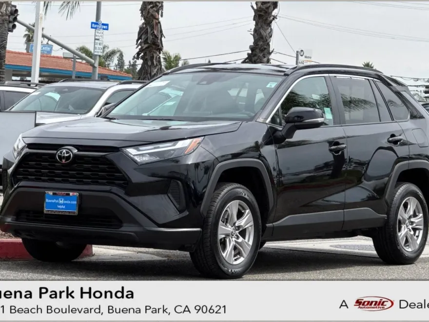 2023 Toyota RAV4 XLE photo 1