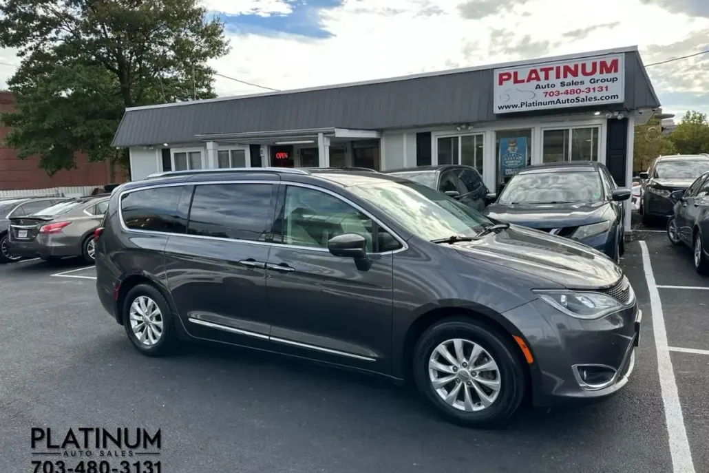 2019 Chrysler Pacifica Touring L photo 1