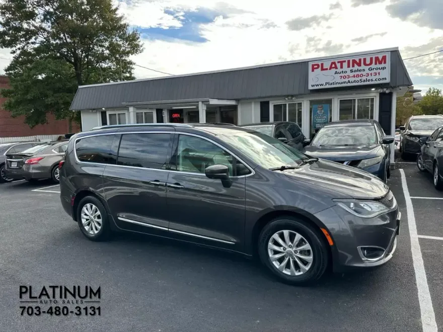 2019 Chrysler Pacifica Touring L photo 1