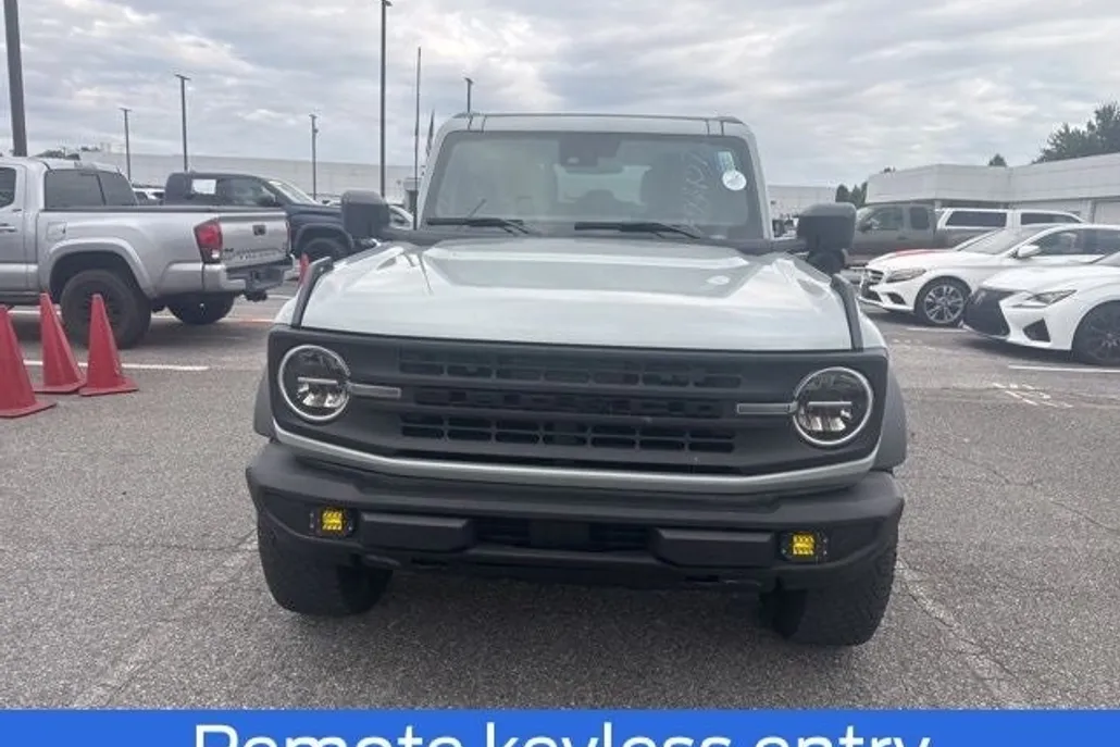 2023 Ford Bronco Base photo 1