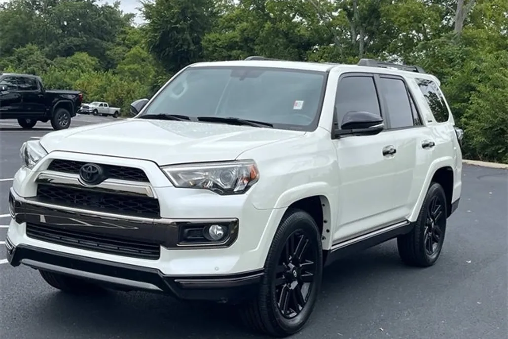 2019 Toyota 4Runner SR5 photo 1