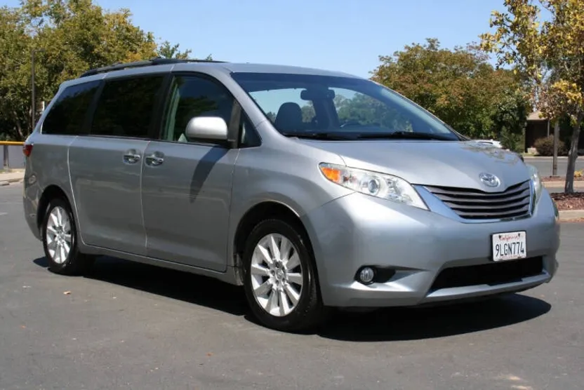 2015 Toyota Sienna XLE Premium photo 1