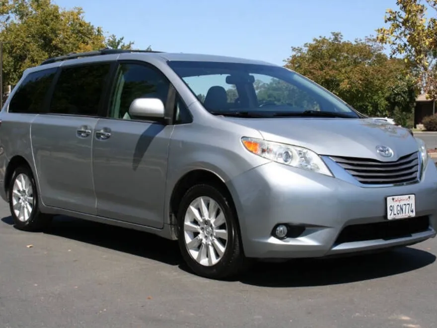 2015 Toyota Sienna XLE Premium photo 1