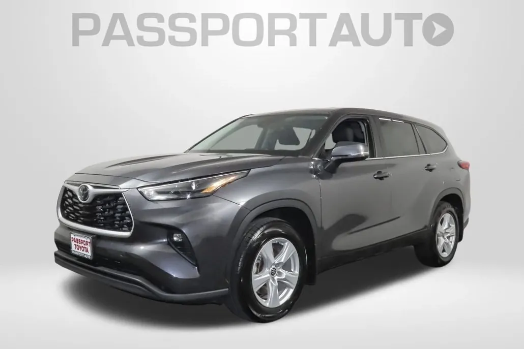2023 Toyota Highlander LE photo 1