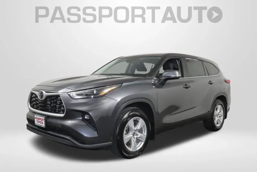 2023 Toyota Highlander LE photo 1