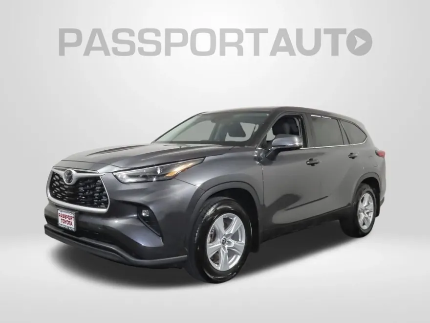 2023 Toyota Highlander LE photo 1