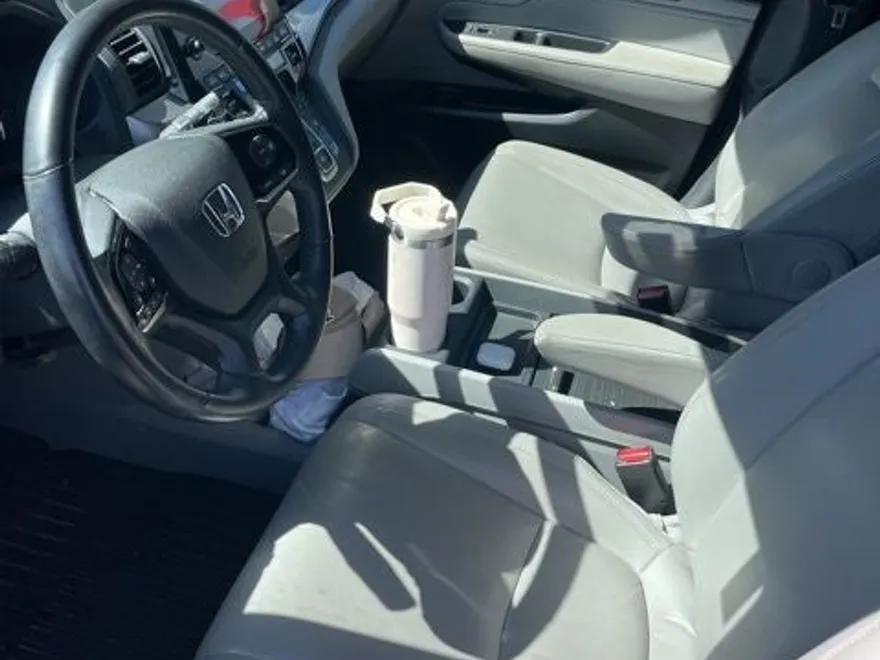 2018 Honda Odyssey Touring photo 1