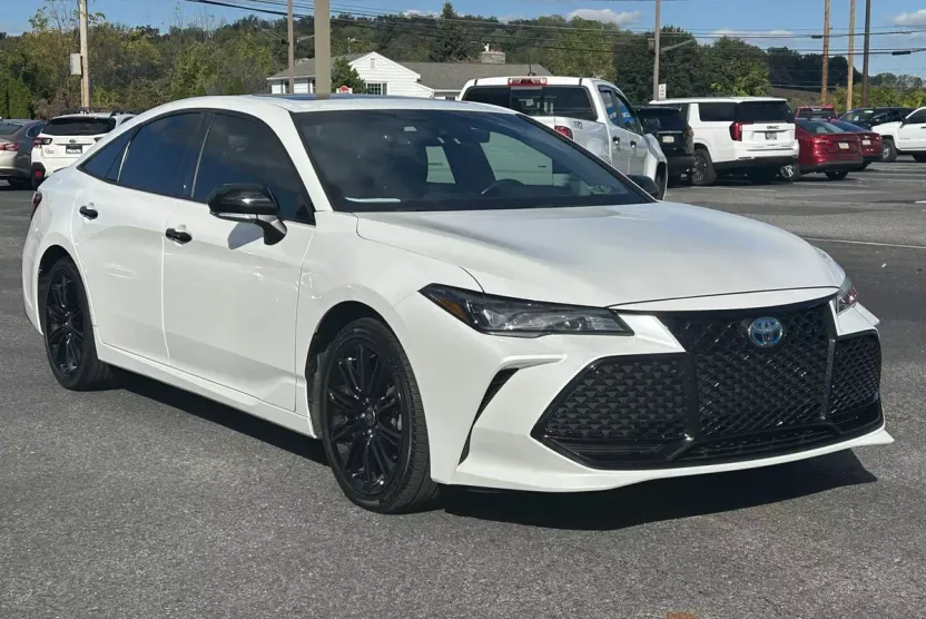 2022 Toyota Avalon Hybrid XSE photo 1