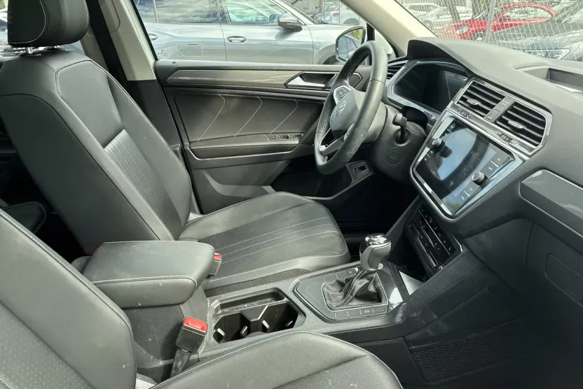 2023 Volkswagen Tiguan SE photo 1