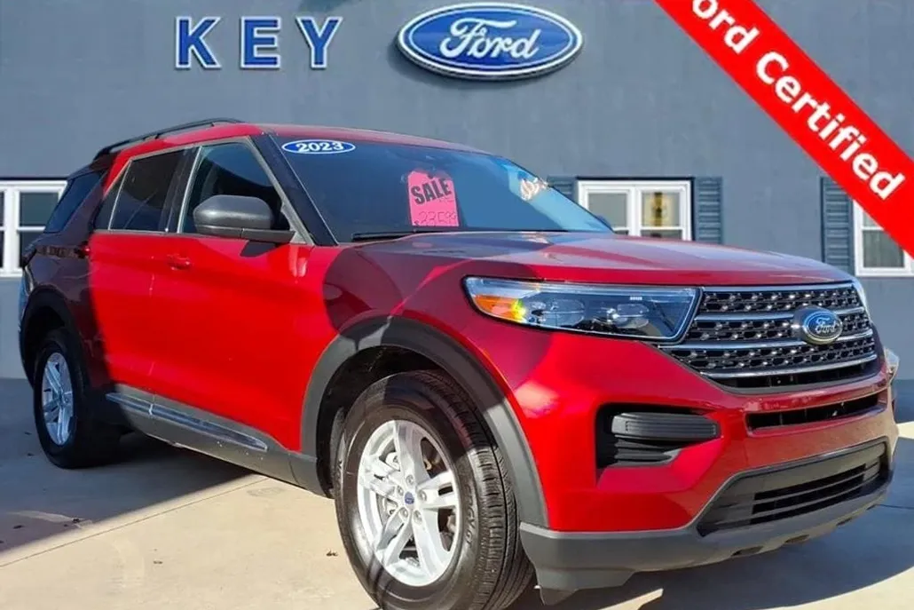 2023 Ford Explorer XLT photo 1