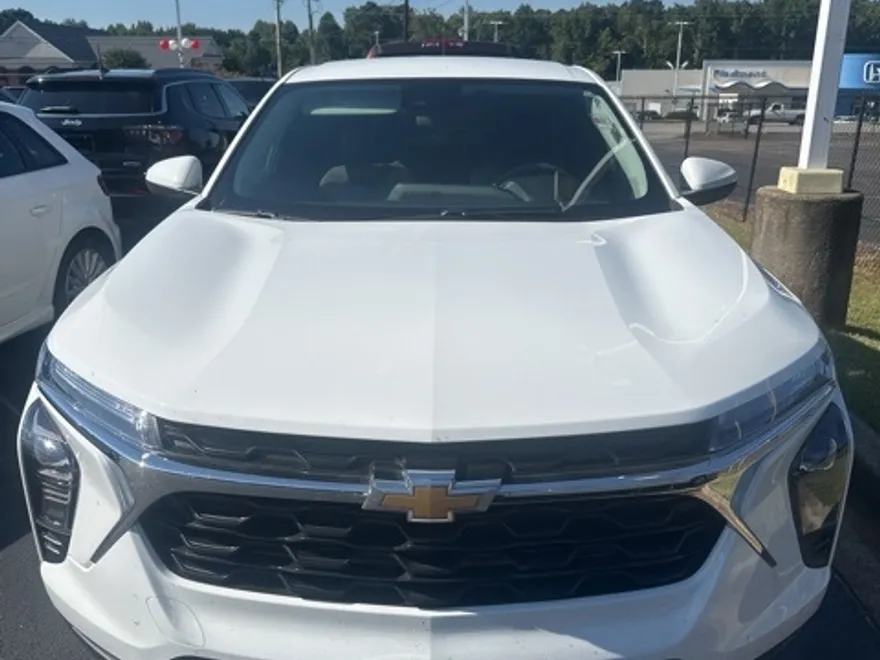 2025 Chevrolet Trax LS photo 1