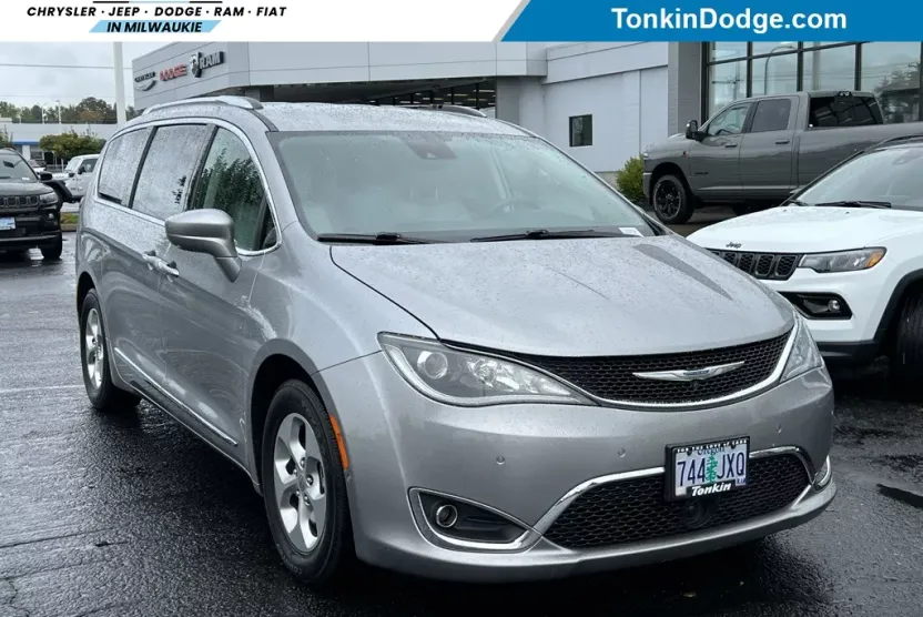 2017 Chrysler Pacifica Touring Plus photo 1