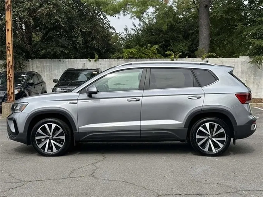 2023 Volkswagen Taos SE photo 1