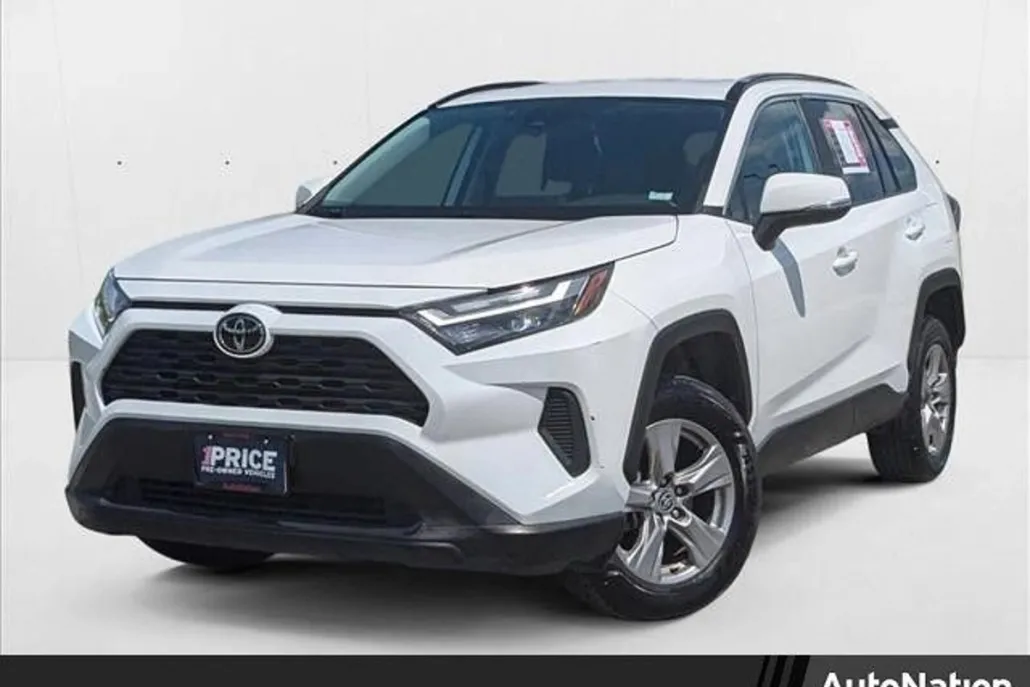 2023 Toyota RAV4 XLE photo 1