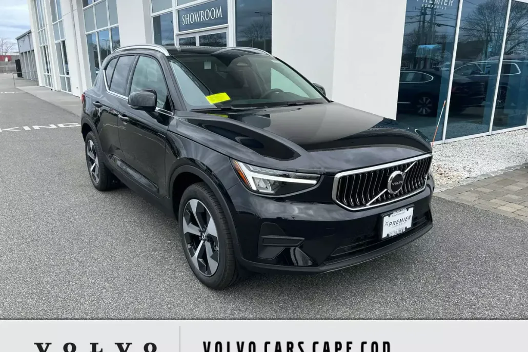 2025 Volvo XC40 Core photo 1