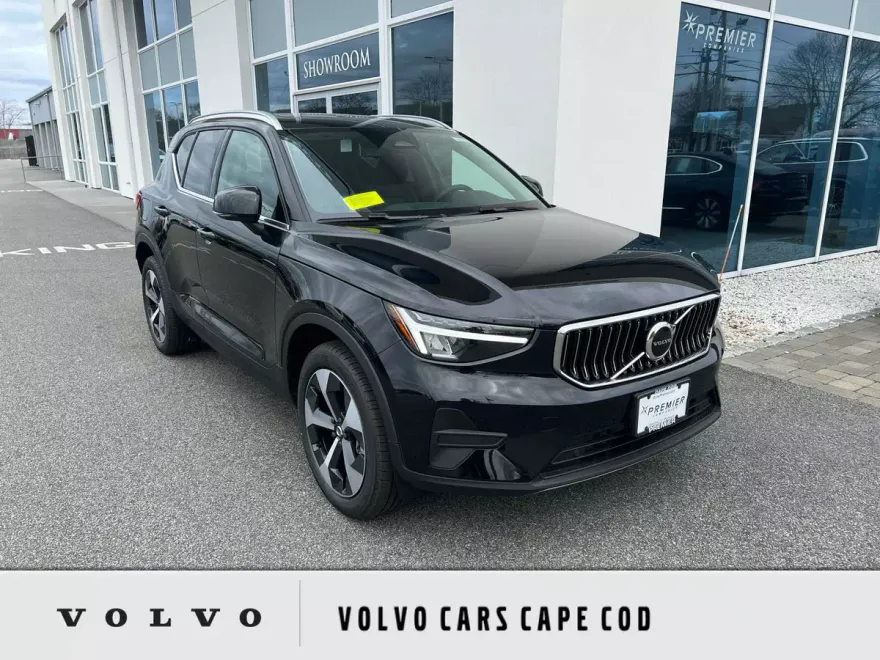 2025 Volvo XC40 Core photo 1