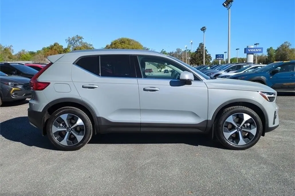 2025 Volvo XC40 Core photo 1