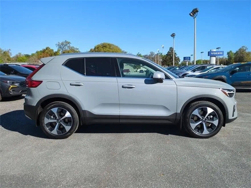2025 Volvo XC40 Core photo 1