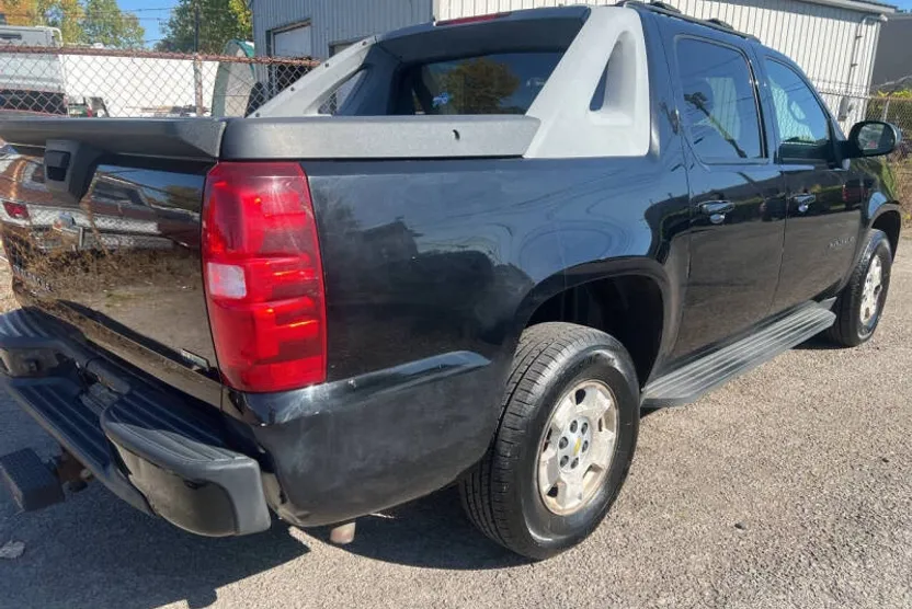 2011 Chevrolet Avalanche LS photo 1