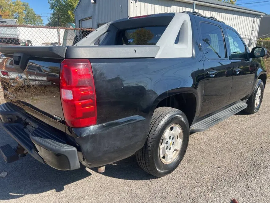 2011 Chevrolet Avalanche LS photo 1