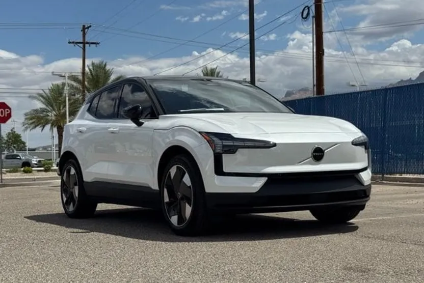 2025 Volvo EX30 Plus photo 1