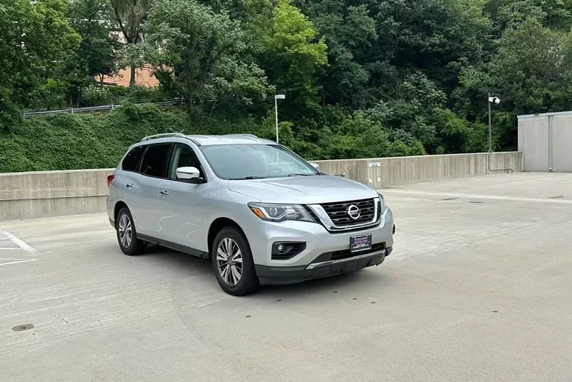 2018 Nissan Pathfinder SL photo 1