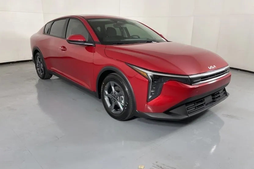 2025 Kia K4 LXS photo 1