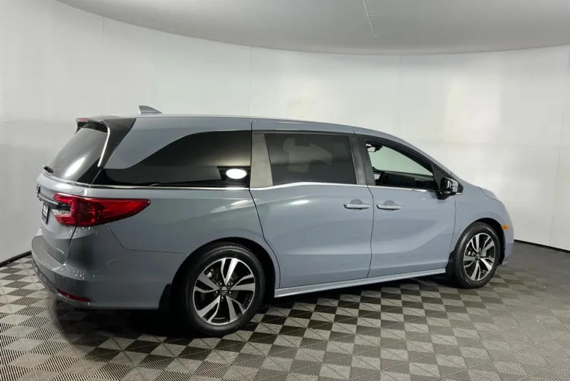2024 Honda Odyssey Touring photo 1