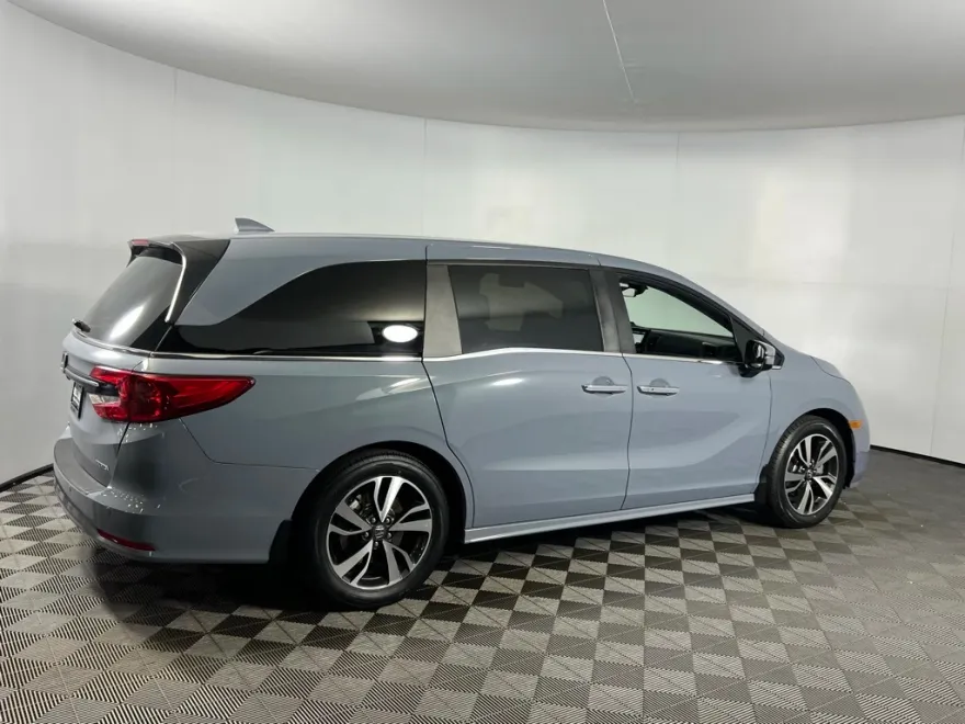 2024 Honda Odyssey Touring photo 1