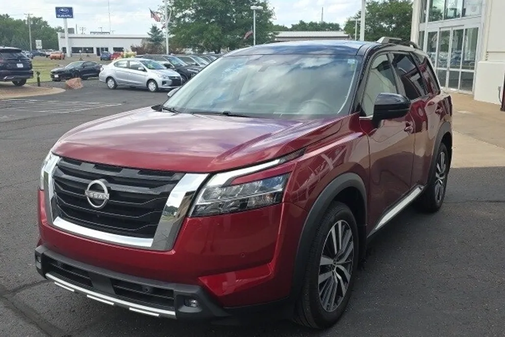2022 Nissan Pathfinder Platinum photo 1