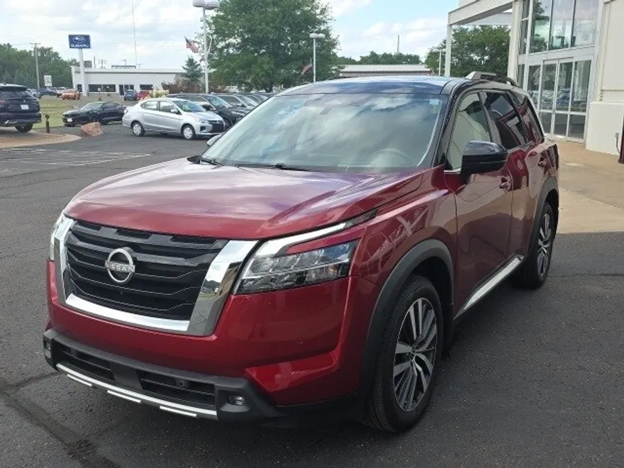 2022 Nissan Pathfinder Platinum photo 1