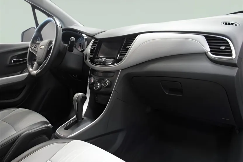 2022 Chevrolet Trax LT photo 1