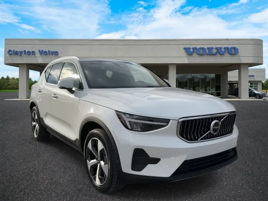 2025 Volvo XC40 Core AWD photo 1