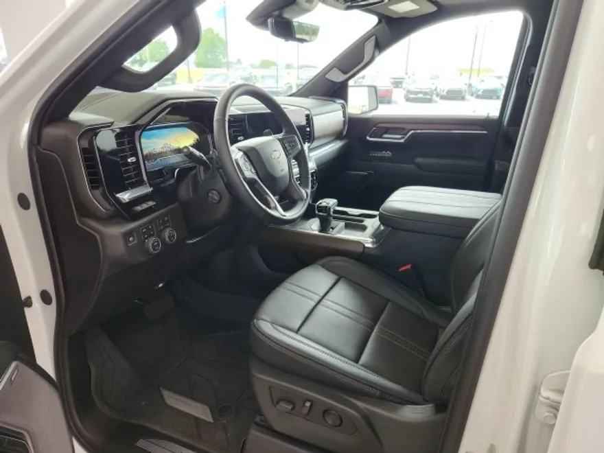 2024 Chevrolet Silverado 1500 High Country photo 1