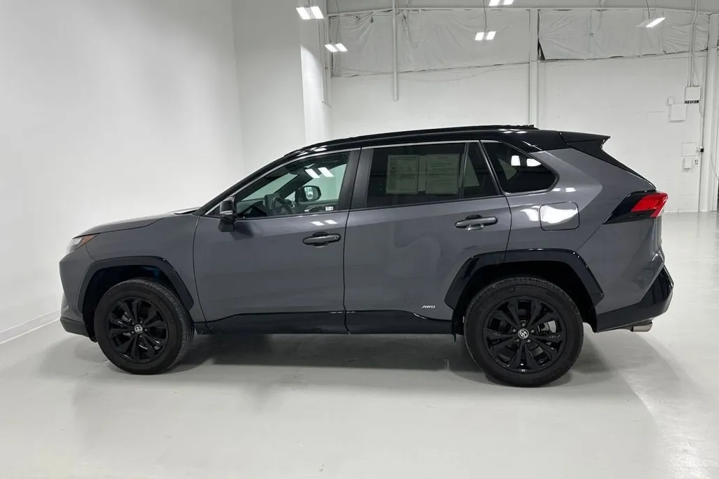 2024 Toyota RAV4 Hybrid XLE photo 1