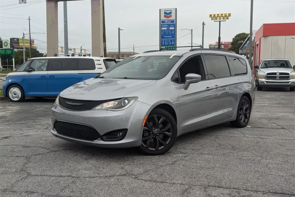 2020 Chrysler Pacifica Touring photo 1