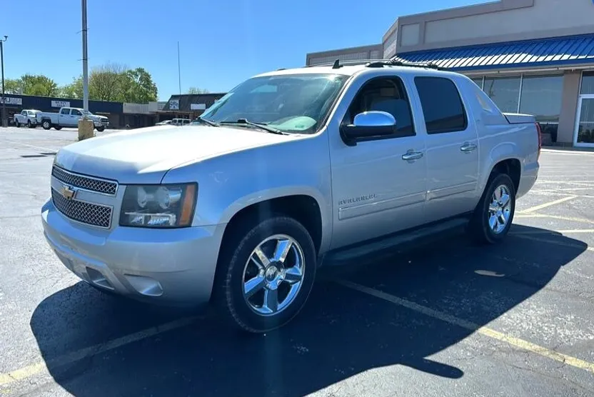 2011 Chevrolet Avalanche LTZ photo 1