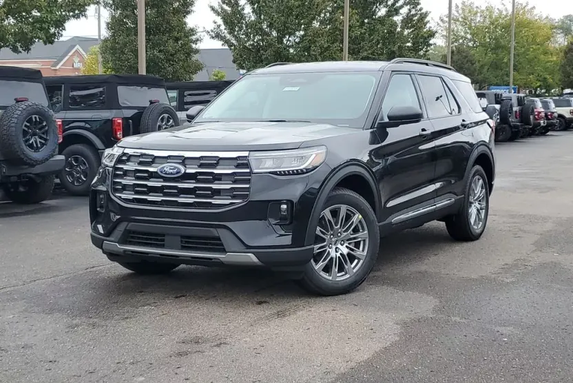 2025 Ford Explorer photo 1