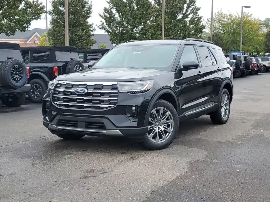 2025 Ford Explorer photo 1