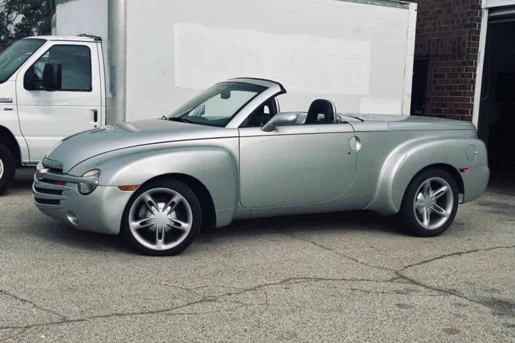 2004 Chevrolet SSR Base photo 1