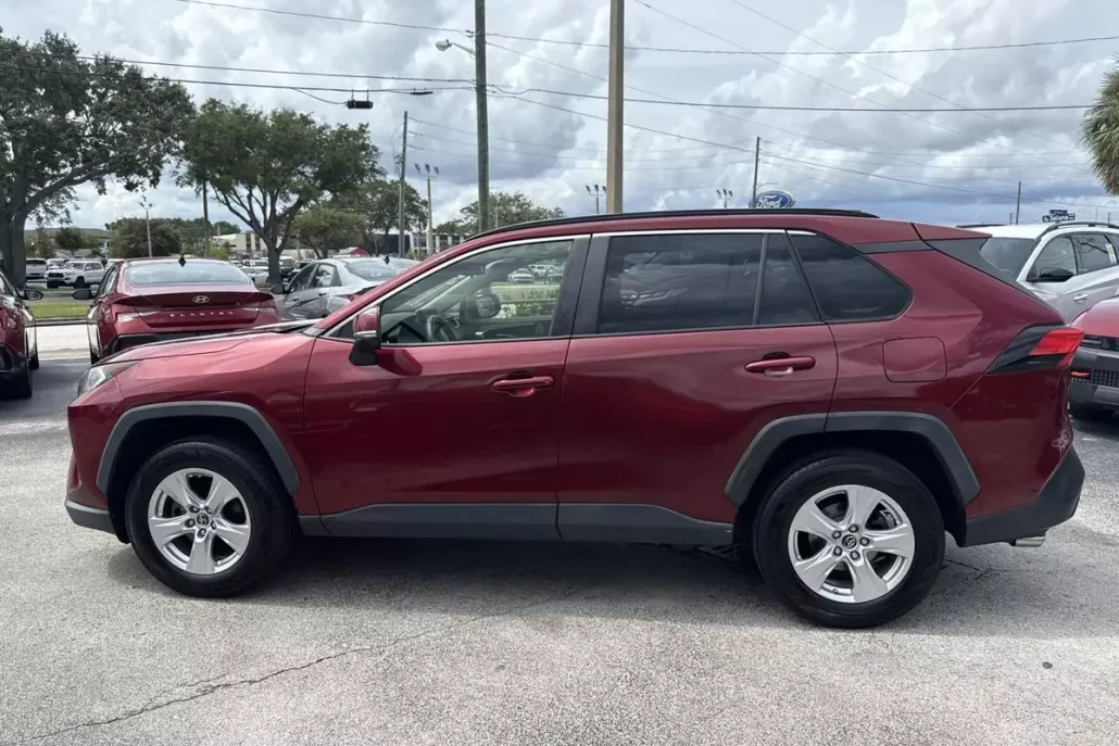 2019 Toyota RAV4 XLE photo 1