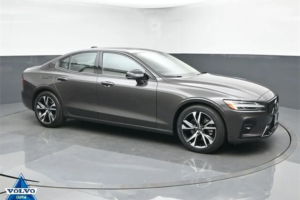 2024 Volvo S60 B5 Plus photo 1