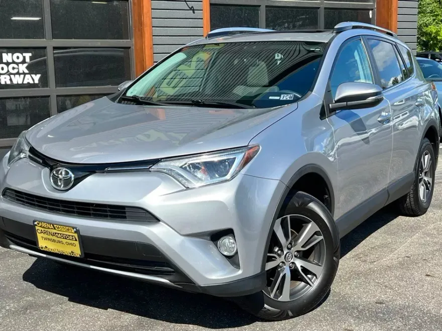 2016 Toyota RAV4 XLE photo 1