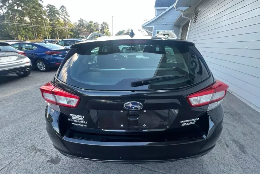 2017 Subaru Impreza 2.0i Premium photo 1