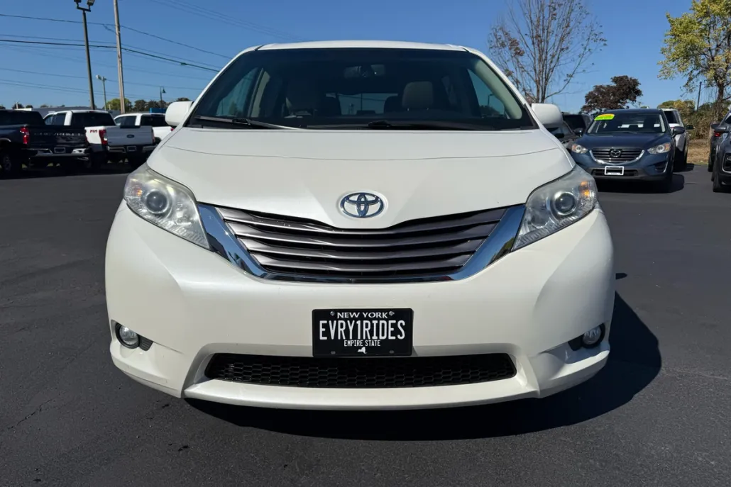 2017 Toyota Sienna XLE photo 1